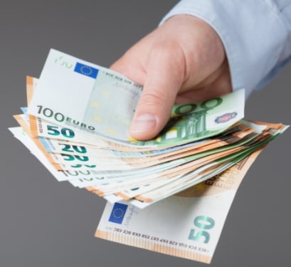 Geld Euro Scheine in der Hand