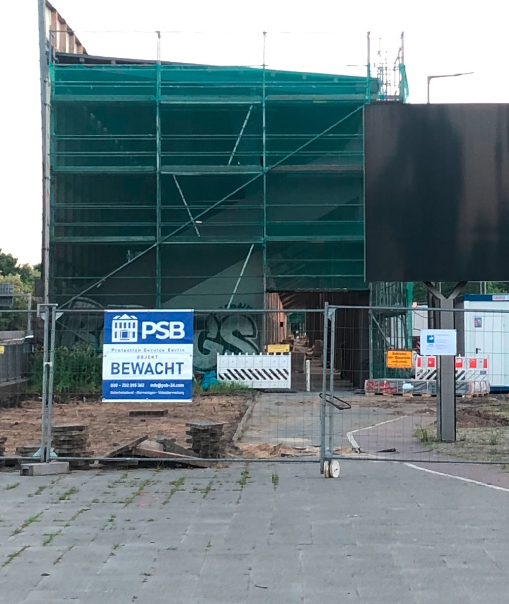 Eine mit dem Zaun abgeschirmte Baustelle